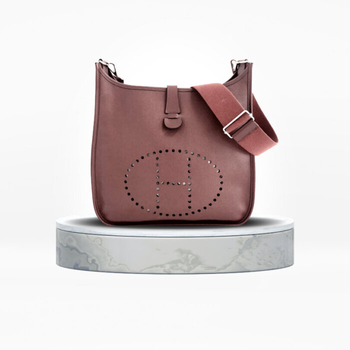 Stand out your style with this classic Kelly bag in Vert Amande